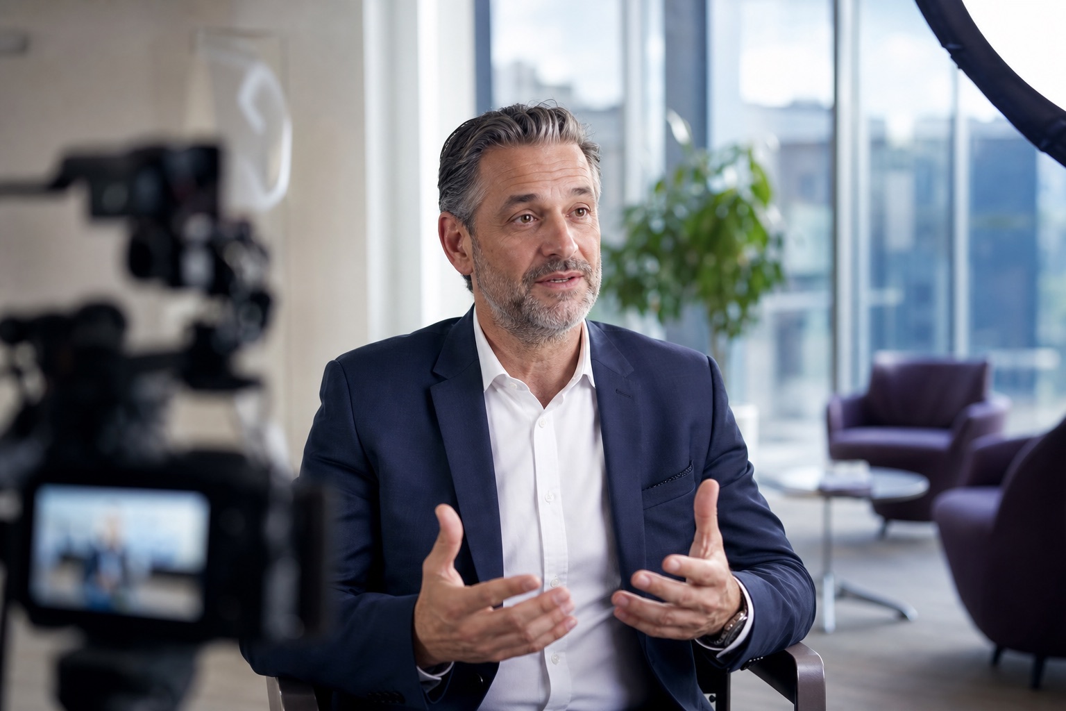 Zakelijke gast wordt gefilmd tijdens een video-interview op locatie